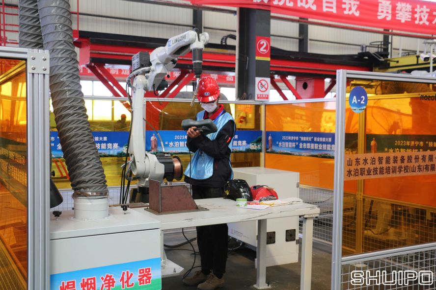 8.機(jī)器人焊接.JPG 8.機(jī)器人焊接.JPG